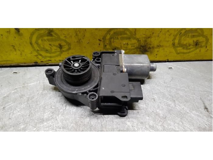 Usados Motor de ventanilla de puerta Peugeot 308 (4A/C) 1.4 VTI 16V Precio € 39,00 Norma de margen ofrecido por autodemontage denollen