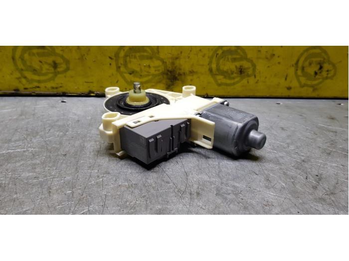 Door window motor from a Peugeot 407 SW (6E) 1.6 HDiF 16V 2008
