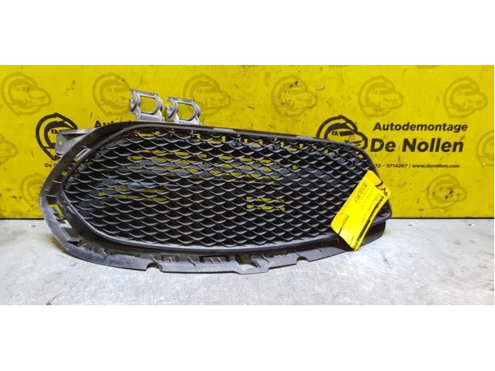Używane Grill Mercedes B (W246/W242) 1.5 B-180 CDI,d 16V Cena na żądanie oferowane przez autodemontage denollen