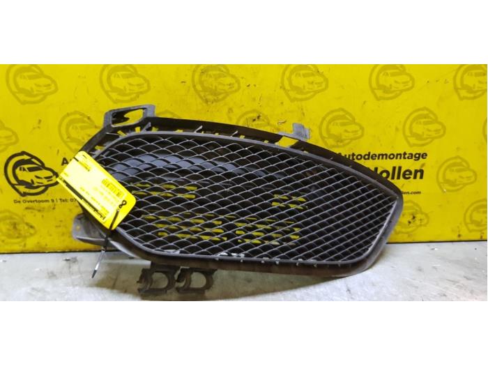 Begagnade Grill Mercedes B (W246/W242) 1.5 B-180 CDI,d 16V Pris på förfrågan erbjuds av autodemontage denollen