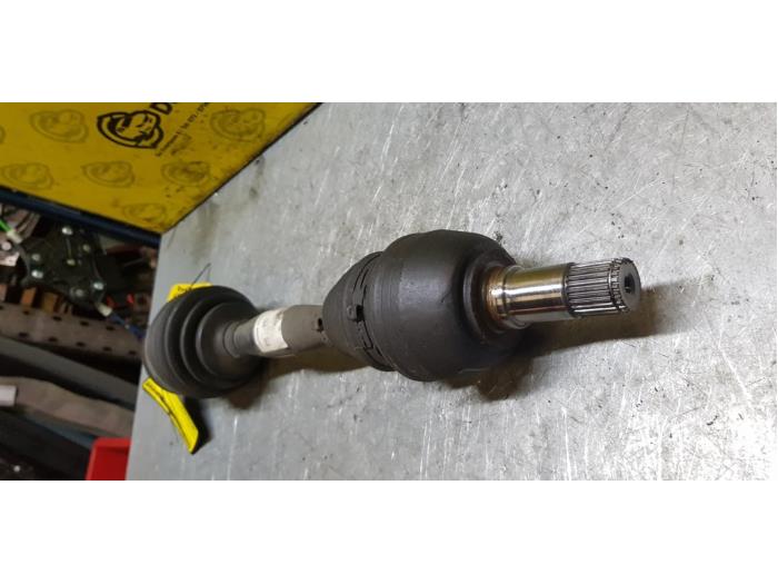 Front drive shaft, left from a Mercedes-Benz B (W246,242) 1.5 B-180 CDI 16V 2015