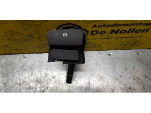 Handbremse Schalter van een Audi Q7 (4LB) 3.0 TDI V6 24V 2007