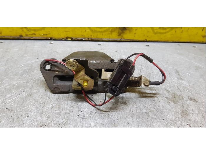 Tailgate lock mechanism from a Nissan Almera (N15) 1.4 LX,GX,S 16V 1999