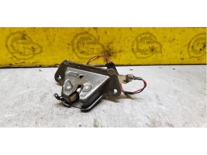 Tailgate lock mechanism from a Nissan Almera (N15) 1.4 LX,GX,S 16V 1999