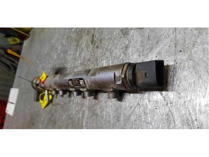 Fuel injector nozzle from a BMW 1 serie (E81) 116d 16V 2010