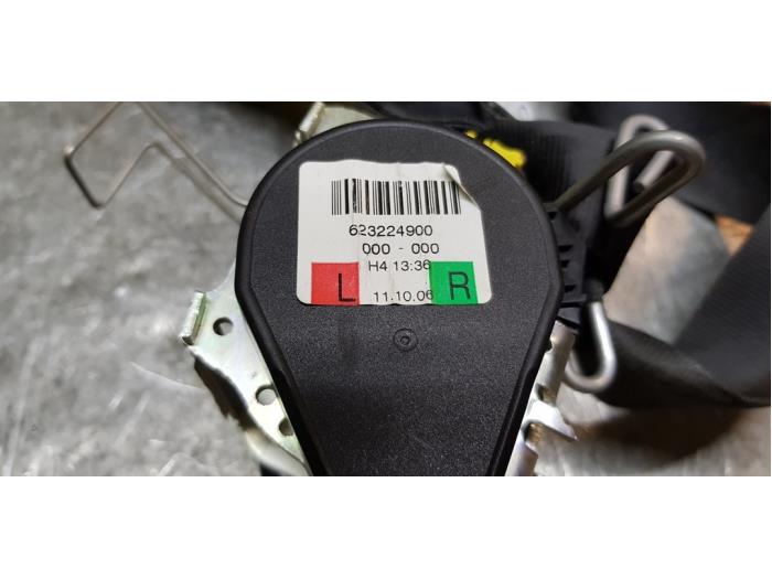 Tensor de cinturón de seguridad izquierda de un Alfa Romeo MiTo (955) 0.9 TwinAir 2013