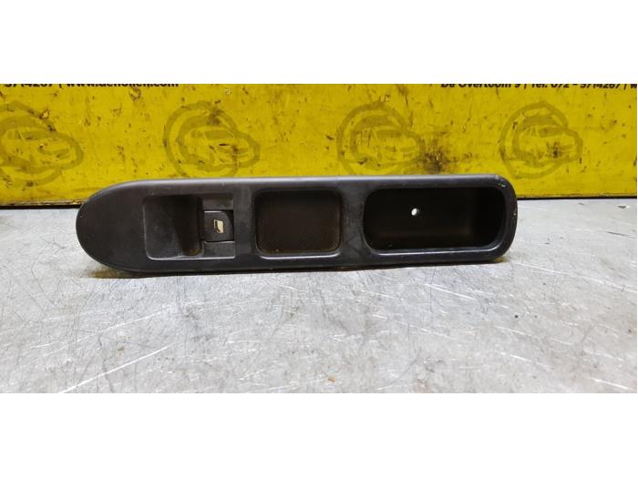 Usados Interruptor de ventanilla eléctrica Peugeot 307 Break (3E) 1.4 16V Precio € 20,00 Norma de margen ofrecido por autodemontage denollen