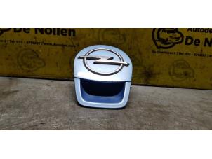 Używane Uchwyt tylnej klapy Opel Agila (B) 1.2 16V Cena € 45,38 Z VAT oferowane przez de Nollen autorecycling