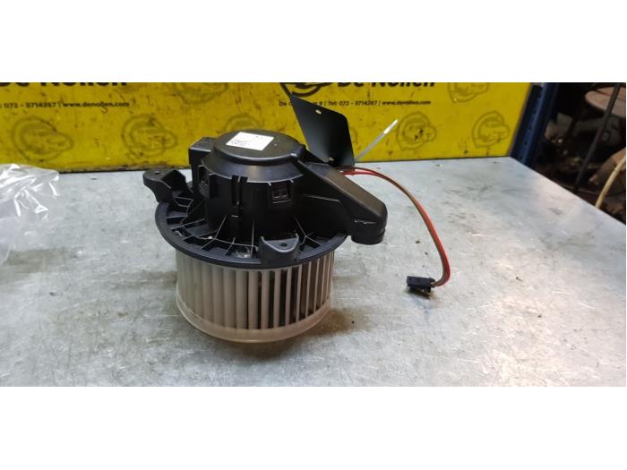 Motor de ventilador de calefactor de un Mercedes-Benz CLA Shooting Brake (117.9) 1.5 CLA-180 d 16V 2019