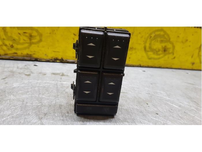 Usados Interruptor de ventanilla eléctrica Ford Mondeo III Wagon 2.0 TDCi 115 16V Precio € 15,00 Norma de margen ofrecido por autodemontage denollen