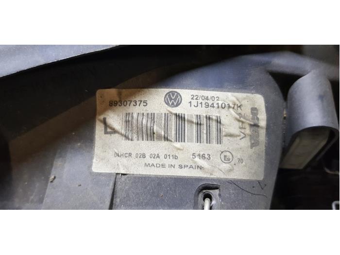 Faro izquierda de un Volkswagen Golf IV (1J1) 1.8 20V 1999