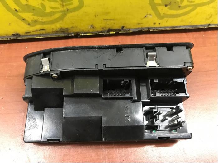 Usados Interruptor de ventanilla eléctrica BMW 5 serie Touring (E39) 523i 24V Precio € 50,00 Norma de margen ofrecido por autodemontage denollen