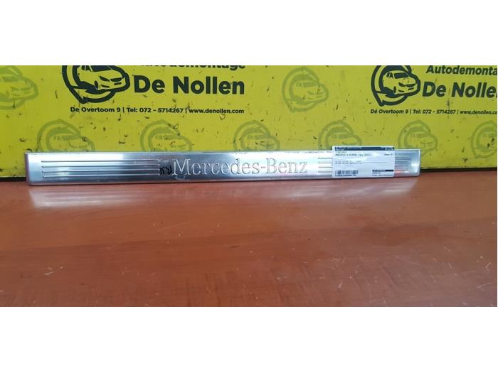 Begagnade Dekorstripe Mercedes E (W212) E-220 CDI 16V BlueEfficiency Pris € 30,00 Marginaltabell erbjuds av autodemontage denollen