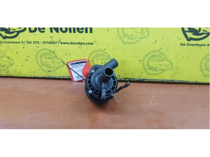 Additional water pump from a Mercedes-Benz E (W212) E-220 CDI 16V BlueEfficiency 2013