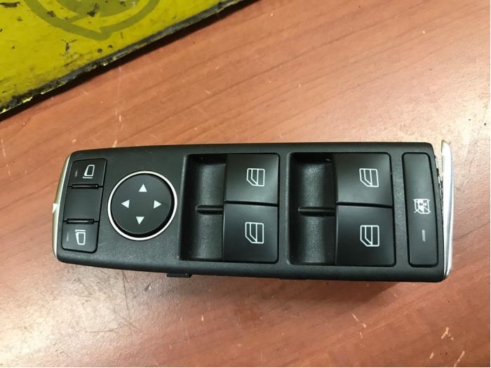 Usados Interruptor combinado de ventanillas Mercedes CLA (117.3) 2.0 CLA-45 AMG Turbo 16V Precio € 60,50 IVA incluido ofrecido por autodemontage denollen