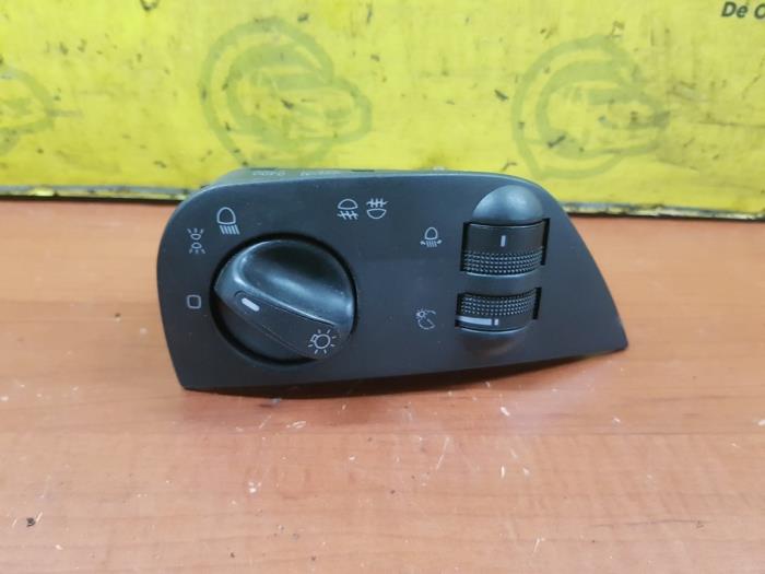 Light switch from a Volkswagen Caddy II (9K9A)  2000