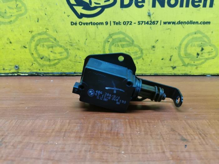 Soft-close tailgate actuator
