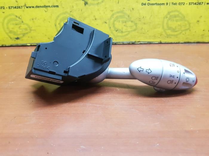 Używane Przelacznik kierunkowskazu Austin Mini Open (R52) 1.6 16V Cooper Cena na żądanie oferowane przez autodemontage denollen