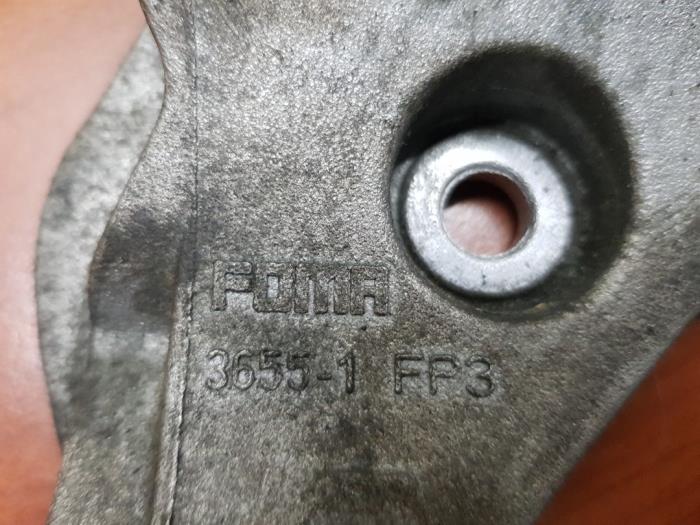 Diesel pump bracket from a Volkswagen Tiguan (5N1/2) 2.0 TDI 16V 4Motion 2015