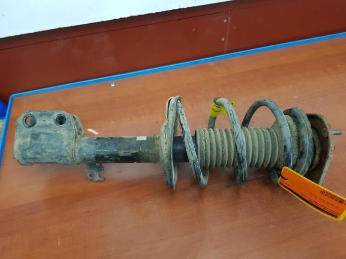 Fronts shock absorber, left from a Toyota Corolla Verso (R10/11) 1.4 D-4D 16V 2008