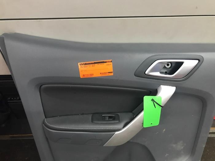 Tapizado de puerta de 4 puertas izquierda detrás de un Ford Ranger 2.2 TDCi 16V 150 4x4 2014