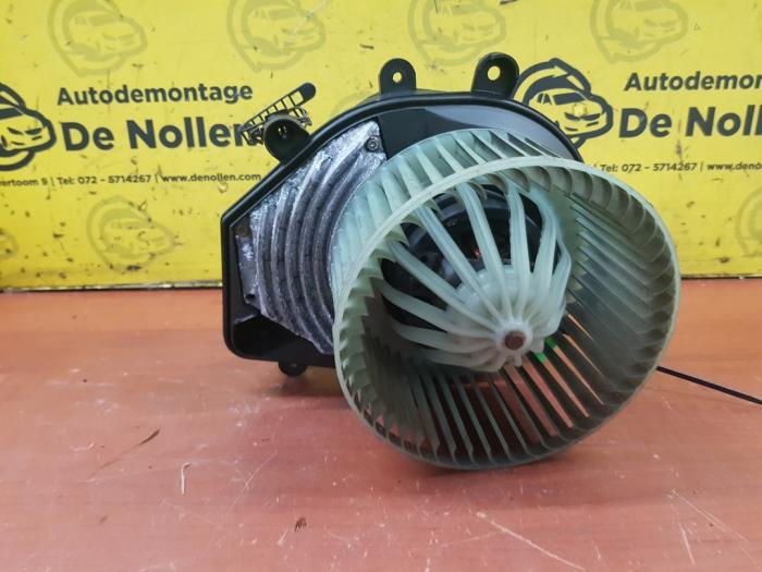 Heating and ventilation fan motor from a Volkswagen Passat Variant (3B6) 1.8 Turbo 20V 2001