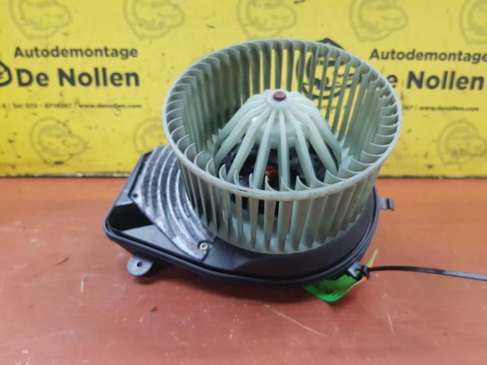 Heating and ventilation fan motor from a Volkswagen Passat Variant (3B6) 1.8 Turbo 20V 2001