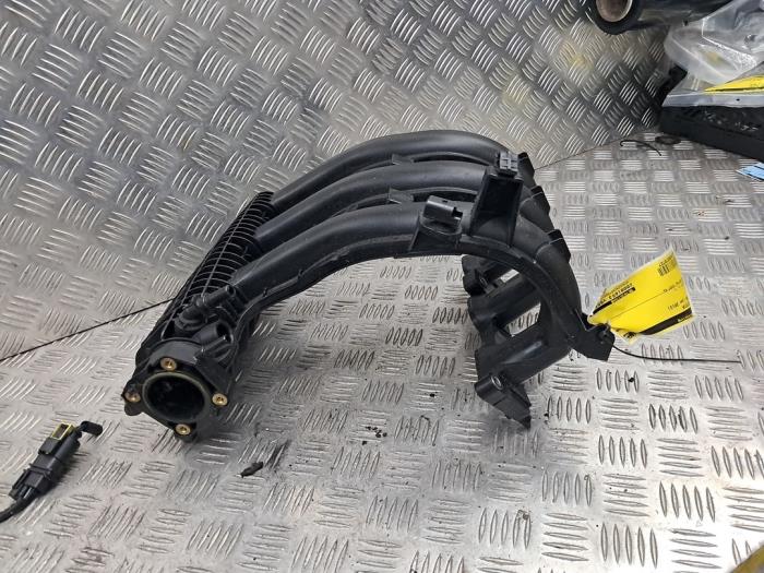 Używane Kolektor dolotowy Peugeot 208 I (CA/CC/CK/CL) 1.0 Vti 12V PureTech Cena € 90,00 Procedura marży oferowane przez autodemontage denollen