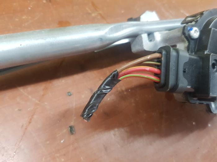 Wiper motor + mechanism from a MINI Mini (F55) 1.5 12V Cooper D 2019