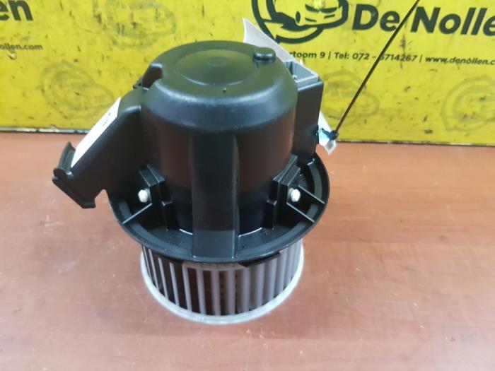 Motor de ventilador de calefactor de un Renault Twingo III (AH) 1.0 SCe 70 12V 2017