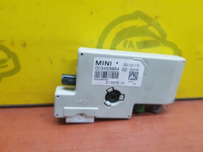 Antenna Amplifier from a MINI Mini Open (R57)  2014
