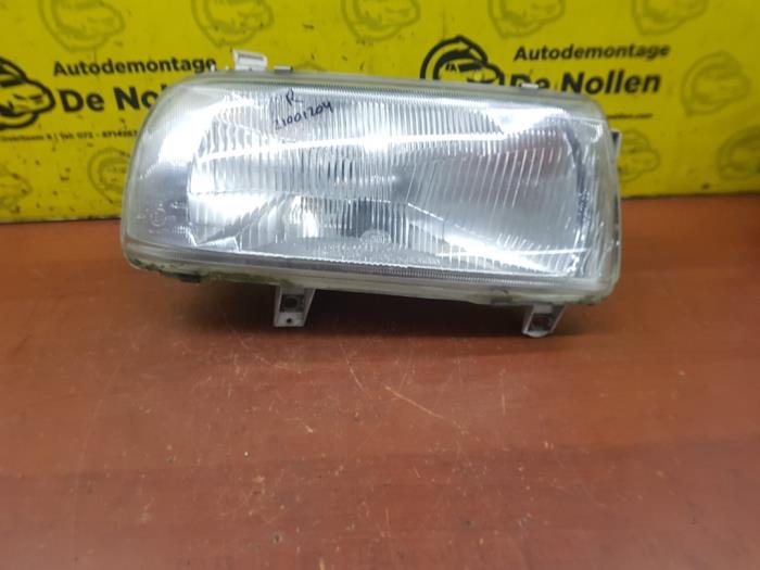 Używane Reflektor prawy Volkswagen Vento (1H2) 1.6 i Cena € 30,00 Procedura marży oferowane przez autodemontage denollen