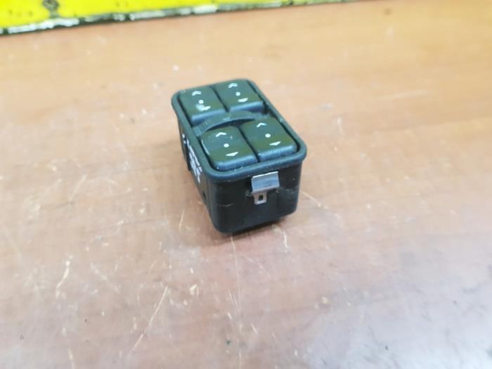 Usados Interruptor de ventanilla eléctrica Opel Zafira (F75) 2.2 16V Precio € 20,00 Norma de margen ofrecido por autodemontage denollen