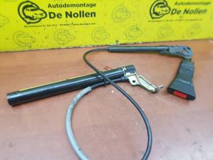 Usagé Tendeur de ceinture droit Opel Corsa B (73/78/79) 1.6i 16V Sport,GSi Prix € 30,00 Règlement à la marge proposé par de Nollen autorecycling