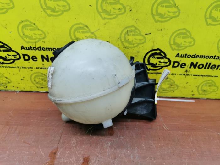 Expansion vessel from a Mercedes-Benz Vito (639.6) 2.2 109 CDI 16V 2009