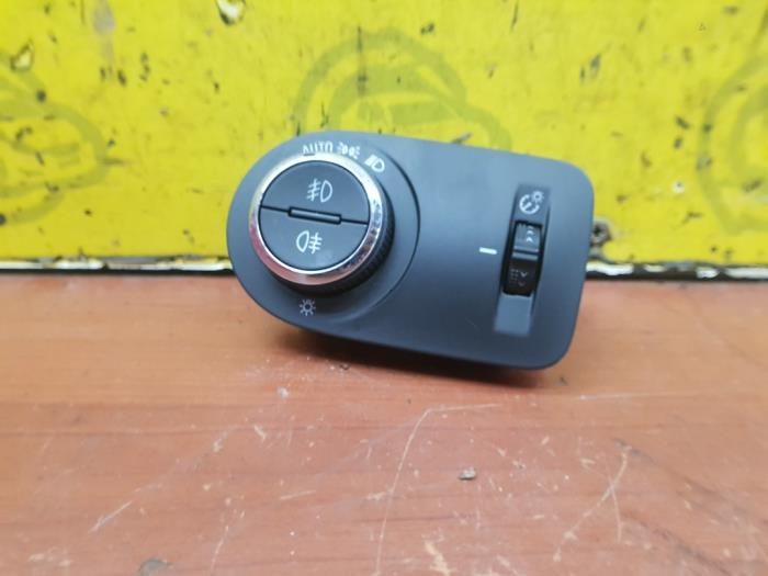 Używane Przelacznik swiatel Opel Astra K 1.4 Turbo 16V Cena € 30,00 Procedura marży oferowane przez autodemontage denollen