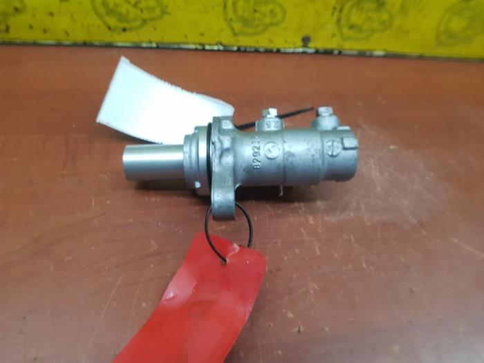 Master cylinder from a Jeep Compass (MP) 1.4 Multi Air2 16V 2019