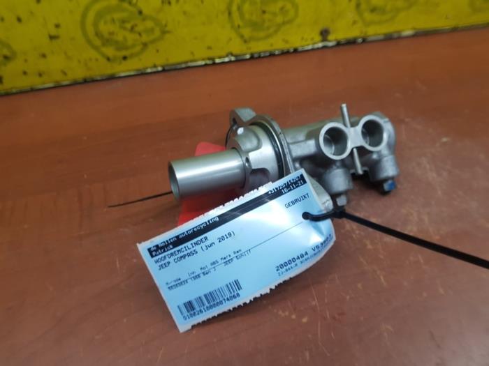 Master cylinder from a Jeep Compass (MP) 1.4 Multi Air2 16V 2019