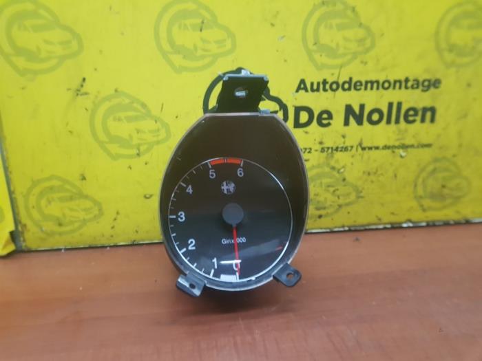 Używane Obrotomierz Alfa Romeo 156 (932) 1.9 JTD Cena € 35,00 Procedura marży oferowane przez autodemontage denollen