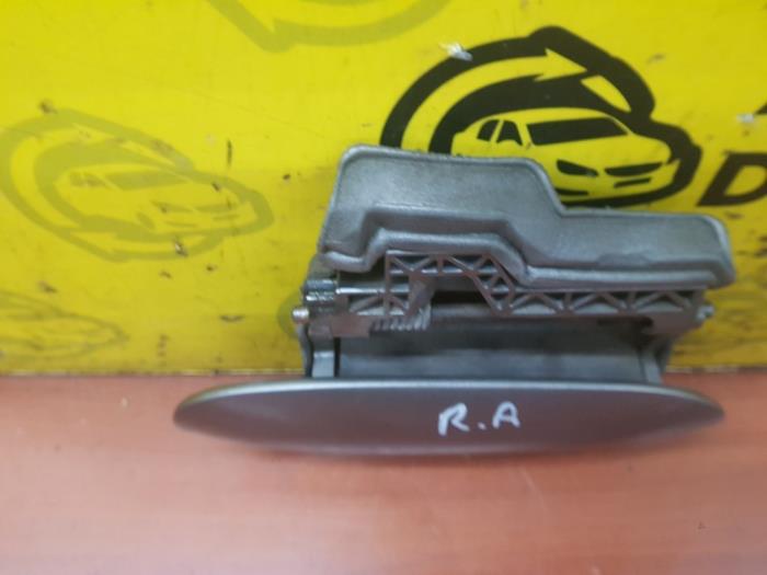 Rear door handle 4-door, right from a BMW 5 serie Touring (E39) 525i 24V 2002
