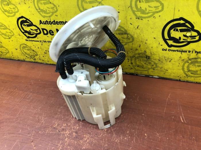 Electric fuel pump from a Opel Astra H SW (L35) 1.6 16V Twinport 2006
