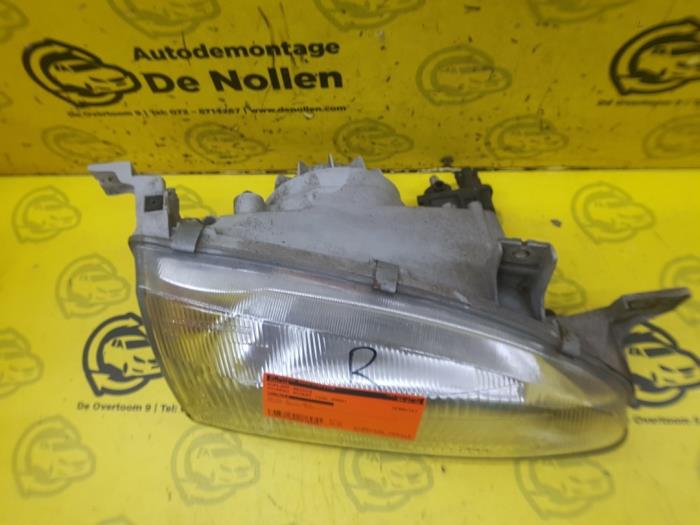 Używane Reflektor prawy Hyundai Accent II/Excel II/Pony 1.3i 12V Cena € 30,00 Procedura marży oferowane przez autodemontage denollen