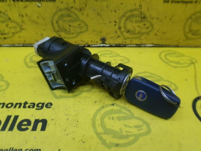 Używane Stacyjka + Kluczyk Fiat Stilo (192A/B) 1.2 16V 3-Drs. Cena € 29,95 Procedura marży oferowane przez autodemontage denollen