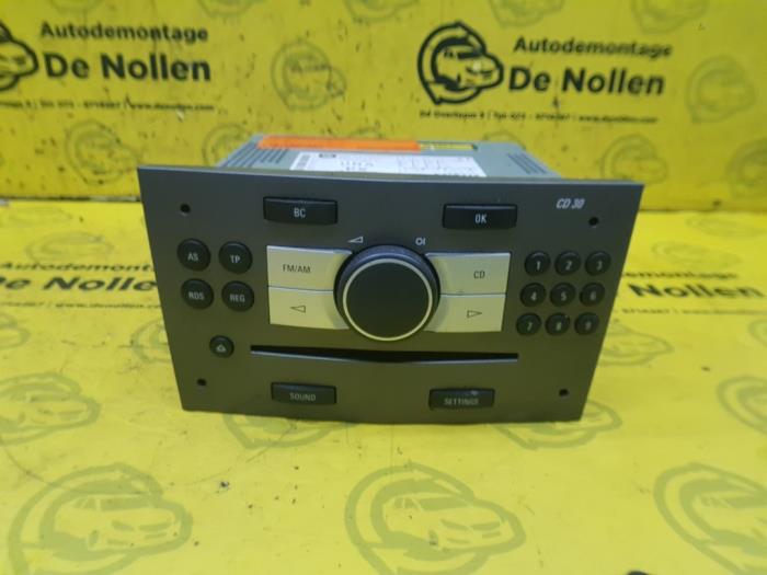 Radio CD Spieler van een Opel Astra H SW (L35) 1.6 16V Twinport 2006