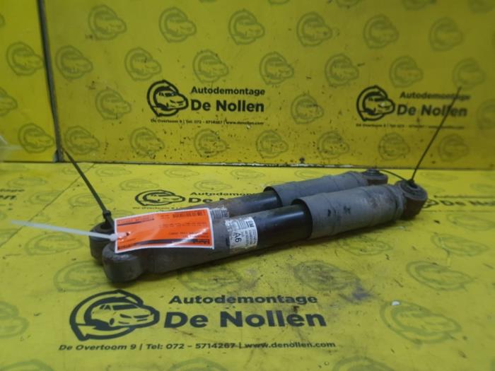 Shock absorber kit from a Opel Zafira (M75) 1.6 16V 2005