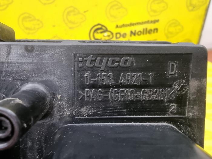 Fuse box from a Opel Astra H GTC (L08) 1.6 16V Twinport 2005