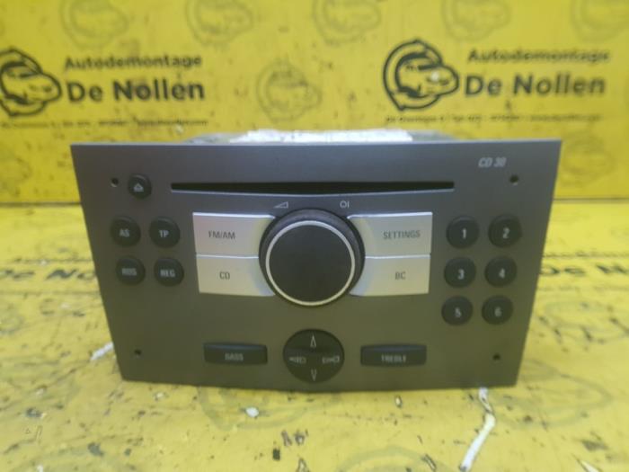 Radio CD Spieler van een Opel Astra H (L48) 1.6 16V Twinport 2005