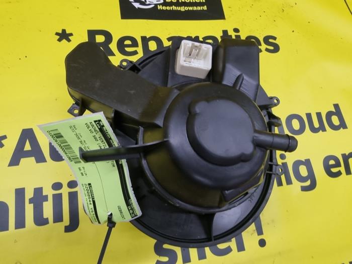Heating and ventilation fan motor from a Volvo S60 I (RS/HV) 2.4 20V 140 2001