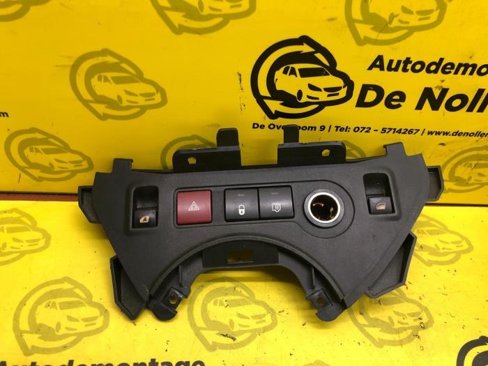 Usados Interruptor de ventanilla eléctrica Citroen Jumper (U9) 2.2 HDi 100 Precio € 35,00 Norma de margen ofrecido por autodemontage denollen