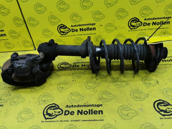 Fronts shock absorber, left from a Citroën Saxo 1.0i X 2000